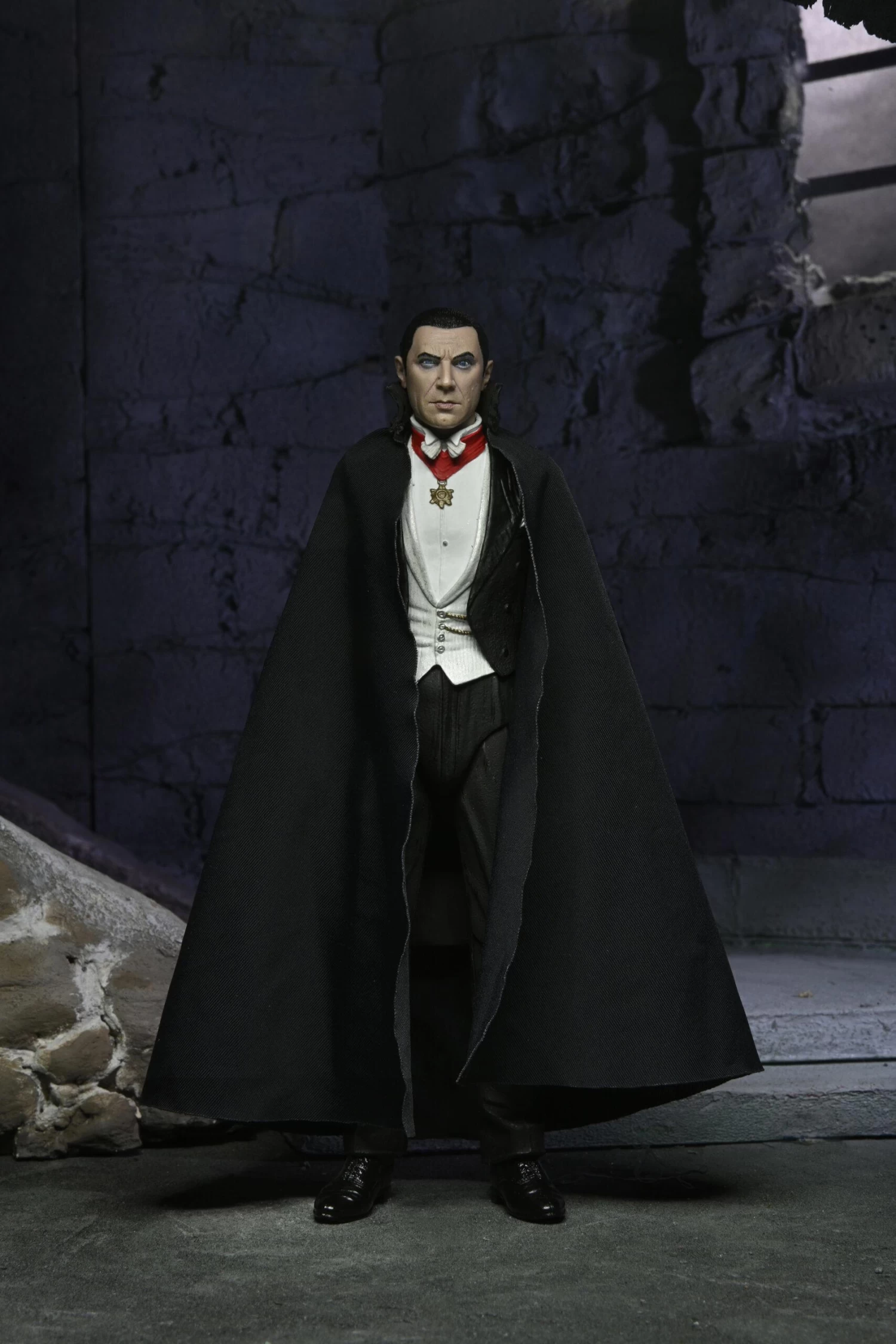 NECA Universal Monsters Ultimate 7 Inch Scale Action Figure - Dracula (Transylvania) 2 NECA Universal Monsters Ultimate 7 Inch Scale Action Figure - Dracula (Transylvania) - Image 2