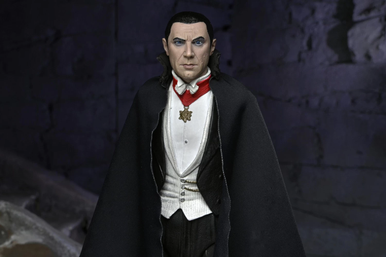 NECA Universal Monsters Ultimate 7 Inch Scale Action Figure - Dracula (Transylvania) 3 NECA Universal Monsters Ultimate 7 Inch Scale Action Figure - Dracula (Transylvania) - Image 3