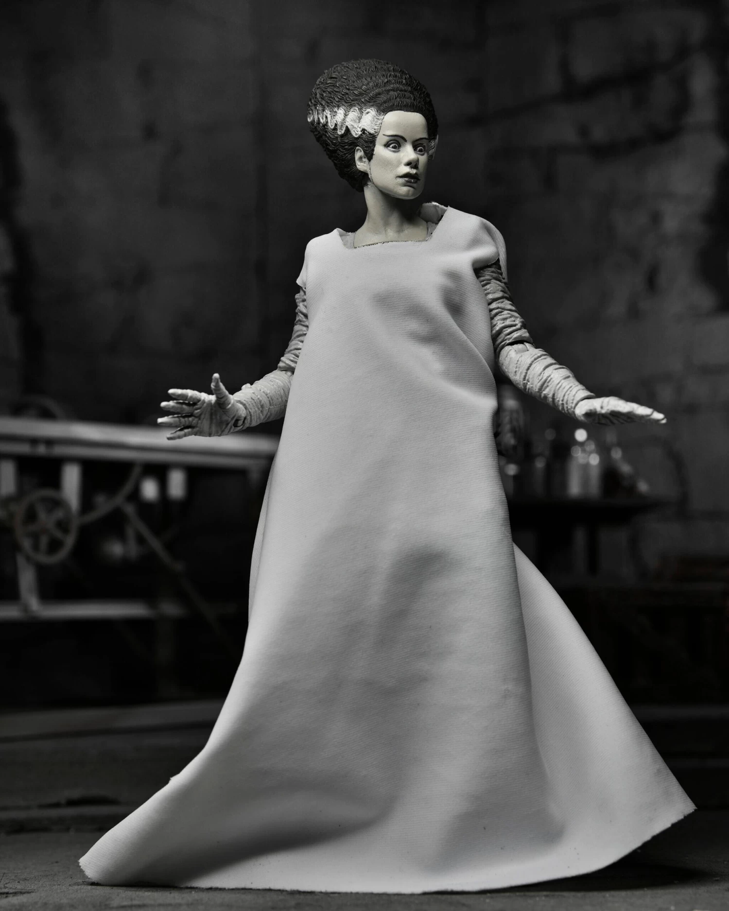 NECA Universal Monsters Ultimate 7 Inch Scale Action Figure - Bride Of Frankenstein (Black And White) 4 NECA Universal Monsters Ultimate 7 Inch Scale Action Figure - Bride Of Frankenstein (Black And White) - Image 4
