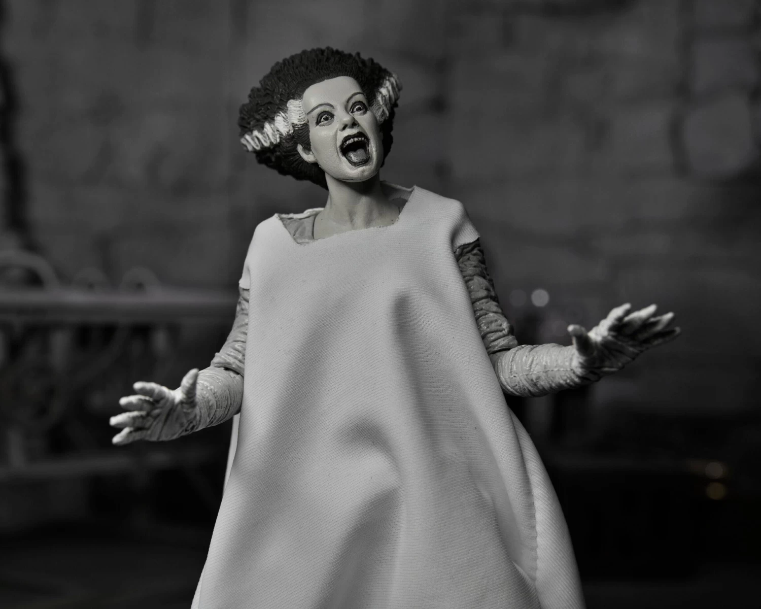 NECA Universal Monsters Ultimate 7 Inch Scale Action Figure - Bride Of Frankenstein (Black And White) 6 NECA Universal Monsters Ultimate 7 Inch Scale Action Figure - Bride Of Frankenstein (Black And White) - Image 6