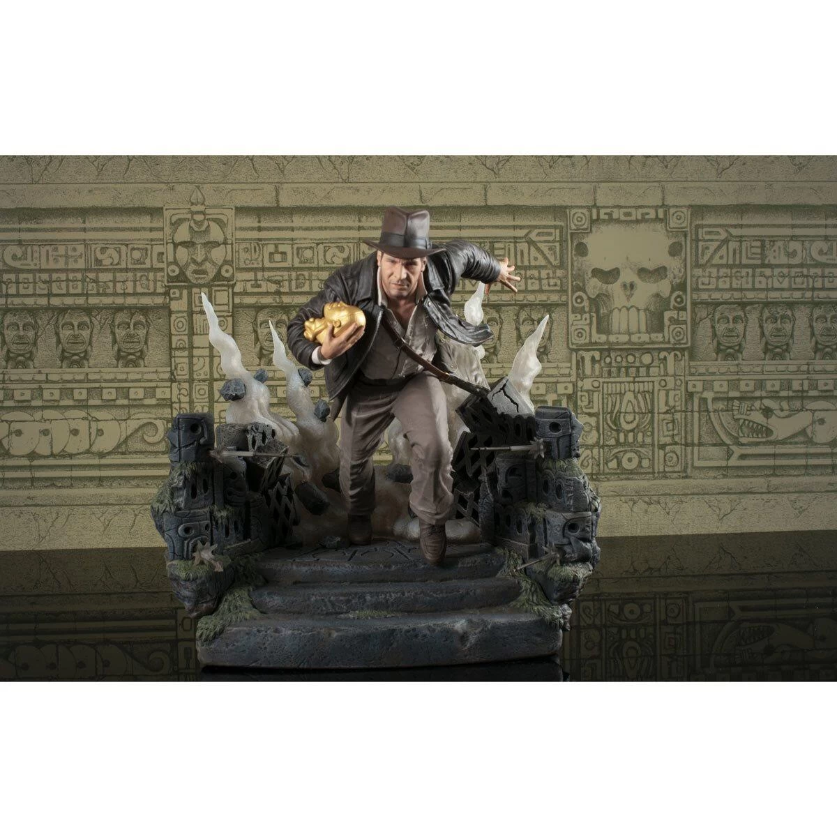 Diamond Select *PRE-ORDER Indiana Jones: The Raiders Of The Lost Ark Deluxe Gallery Statue - Indiana Jones Escape With The Idol 4 Diamond Select *PRE-ORDER Indiana Jones: The Raiders Of The Lost Ark Deluxe Gallery Statue - Indiana Jones Escape With The Idol - Image 4