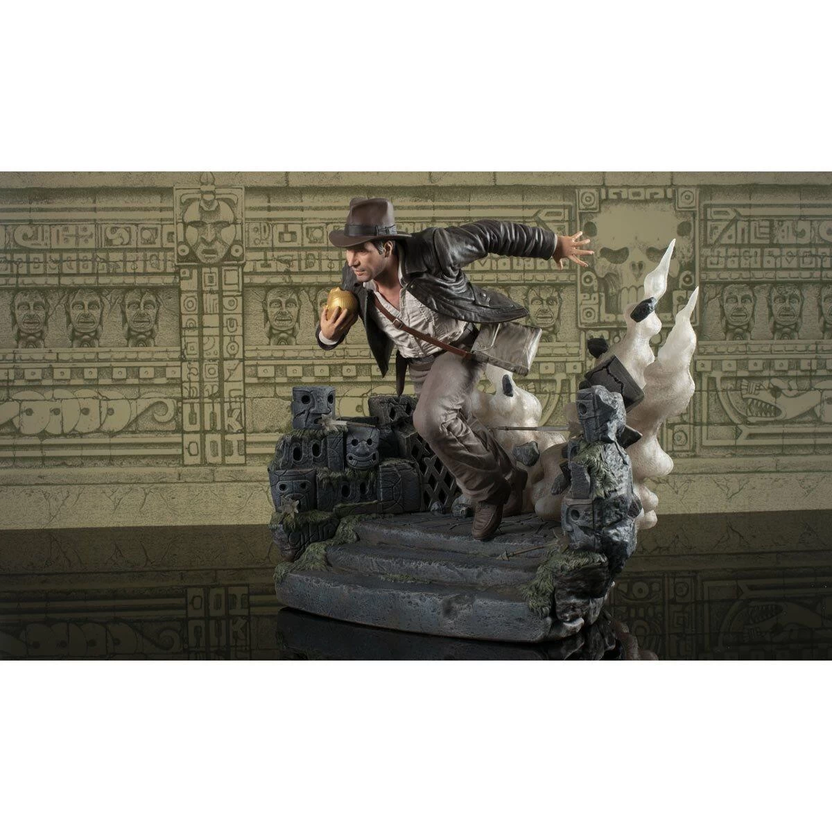 Diamond Select *PRE-ORDER Indiana Jones: The Raiders Of The Lost Ark Deluxe Gallery Statue - Indiana Jones Escape With The Idol 3 Diamond Select *PRE-ORDER Indiana Jones: The Raiders Of The Lost Ark Deluxe Gallery Statue - Indiana Jones Escape With The Idol - Image 3